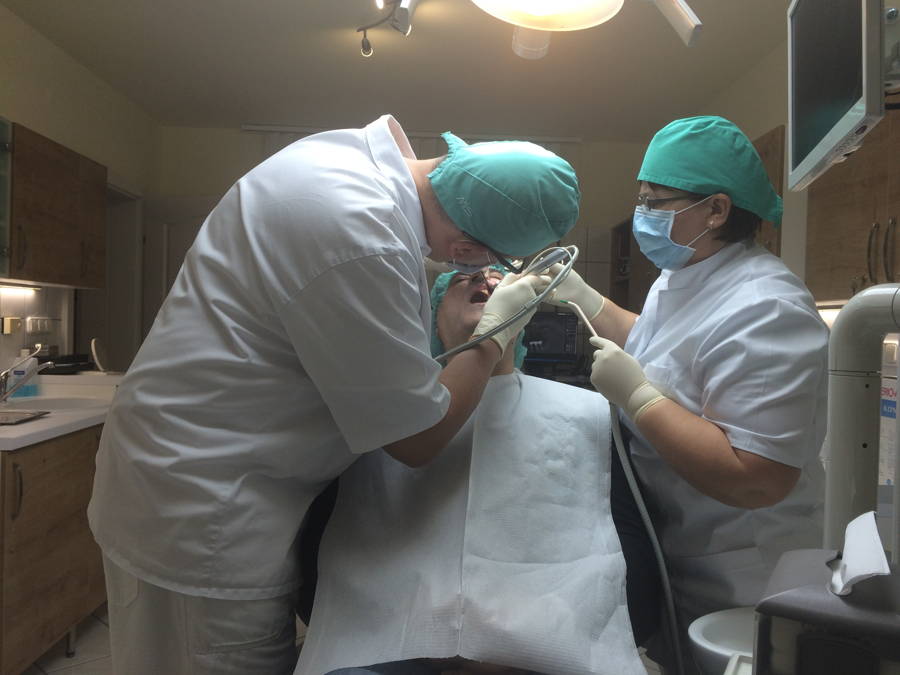 Как выбрать врача и клинику для имплантации зубов?