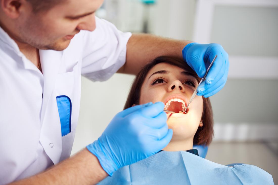 Стоматолог, анализирующий потрескавшийся зуб