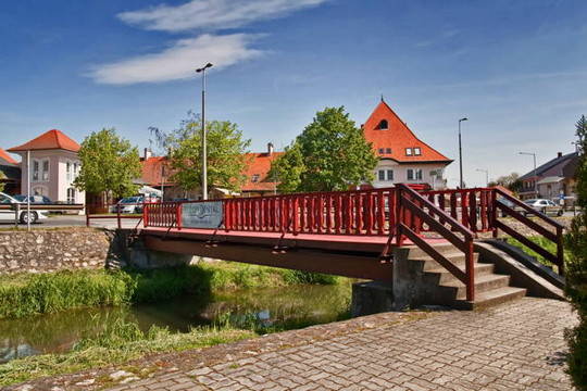 Вид с моста на клинику